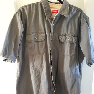 Wrangler Relaxed Fit Button Up. Size L.
